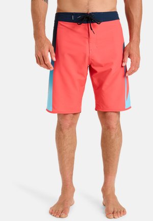 Shorts de bain rouges avec des accents bleus. Fabriqués en matériau lisse et léger, avec une taille élastique à cordon de serrage et une coupe mi-cuisse.