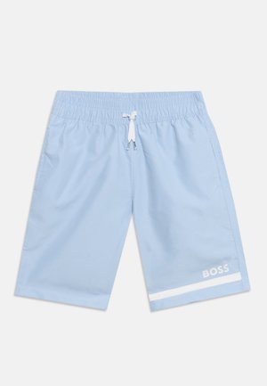 Short bleu clair arrivant au genou avec un cordon blanc, une taille élastique et le logo "BOSS" au-dessus d'une bande blanche sur la jambe gauche.