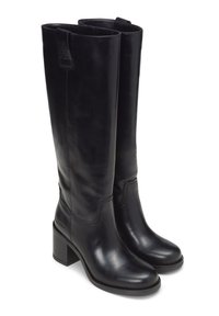Knöchelhohe schwarze Lederstiefel mit glatter Textur, Blockabsatz und geschwungenen Nähten. Mit einem Zuglasche an der Oberseite und dezentem Branding an der Seite.
