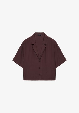 Blusa da donna a maniche corte marrone scuro, con ampio colletto, chiusura con bottoni sul davanti e vestibilità ampia, distesa su sfondo bianco.