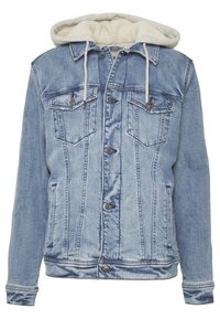 Cette veste en denim bleu clair possède une capuche doublée en polaire blanche, un front boutonné, deux poches poitrine et un délavage distinct avec des détails de couture.