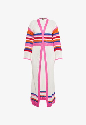 Gehaakte lange cardigan met een witte basis, voorzien van kleurrijke horizontale strepen in oranje, blauw en rood. Roze accenten en knopen aan de voorkant.