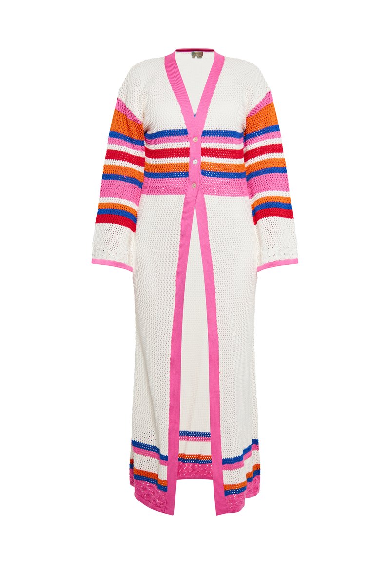 Stickad lång kofta med vit bas, prydd med färgglada horisontella ränder i orange, blått och rött. Rosa detaljer och knappar fram.