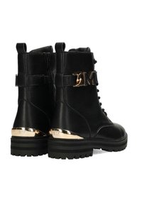 Botas de cuero negro hasta el tobillo con acentos metálicos dorados. Cuentan con cierre de cremallera, una parte delantera con cordones y una suela negra robusta con patrón de tracción.