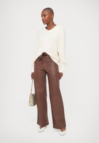 Filippa K FLUFFY V NECK SWEATER - Stickad tröja - off white