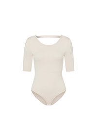 Body a maniche corte in tessuto beige chiaro con scollatura rotonda e profondo taglio sulla schiena. Texture liscia con design aderente e scolpito.