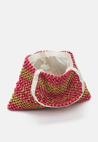 Borsa a tracolla multicolore realizzata con accenti di perline rotonde in rosa e beige. Presenta un rivestimento in tessuto morbido e manici doppi in tessuto.