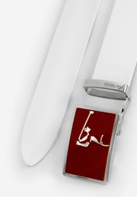 Weißer Gürtel mit einer glänzenden roten rechteckigen Schnalle, die ein silbernes Design zeigt. Die Schnalle hat ein poliertes Silber-Finish mit eingraviertem Branding.