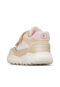 Sneaker per bambini in rosa chiaro e oro con fascia in velcro, morbido suede e dettagli glitterati, collo imbottito e suola in gomma testurizzata.