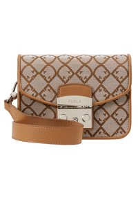 Brązowa torebka przez ramię z płótna z wzorem, z gładkim skórzanym paskiem i metalowymi dodatkami. Posiada zamek zatrzaskowy oraz tabliczkę z nazwą marki.