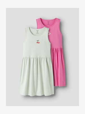 Dos vestidos sin mangas, uno verde claro con bordado de cerezas y otro rosa con bordado floral, ambos fruncidos en la cintura.