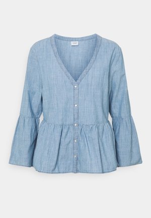 Blouse bleu clair en mélange de coton avec col en V, fermeture à boutons et taille peplum. Comprend des manches longues en forme de cloche et une texture douce.