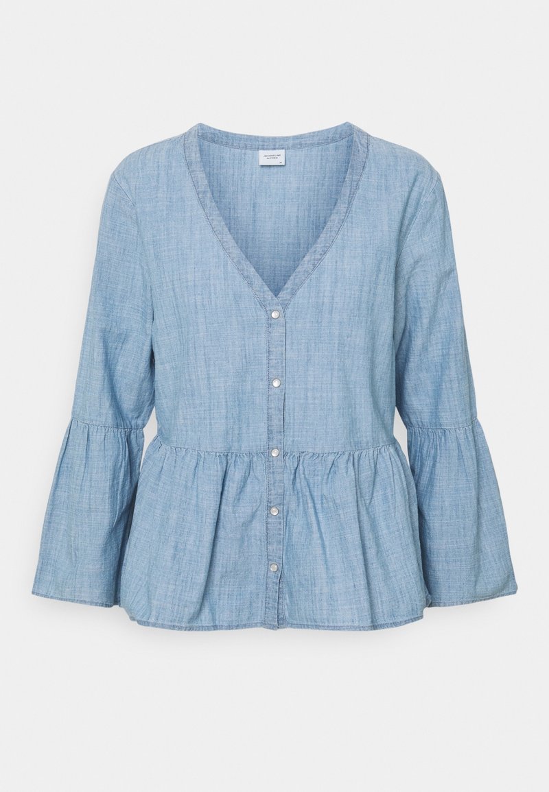 Blouse bleu clair en mélange de coton avec col en V, fermeture à boutons et taille peplum. Comprend des manches longues en forme de cloche et une texture douce.