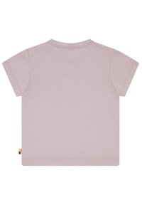 Lichtroze katoenen t-shirt met korte mouwen, ronde halslijn en een klein gekleurd label aan de onderzoom. Zachte textuur, eenvoudig ontwerp.