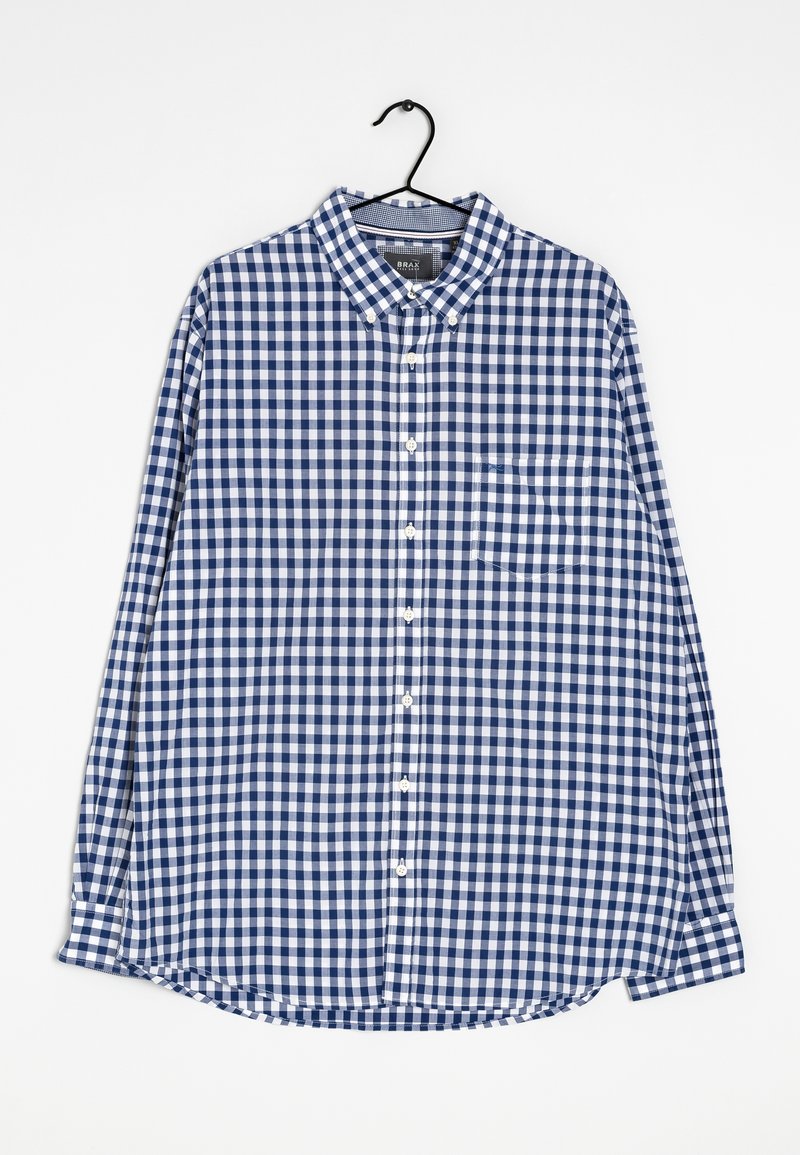 Chemise à manches longues à carreaux bleus et blancs, col boutonné, poche poitrine, suspendue sur un cintre noir sur fond blanc.