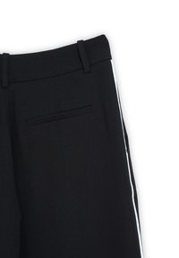 Pantaloni neri con passanti per cintura, una sola tasca posteriore orizzontale e dettaglio a striscia laterale bianca su uno sfondo bianco semplice.