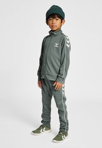 Hummel SET - Trainingspak - laurel wreath