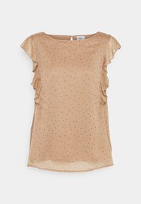 Blouse en satin beige à pois noirs, avec des accents à volants sur les épaules, un décolleté en arrondi et un ourlet légèrement incurvé. Texture lisse sur toute la surface.