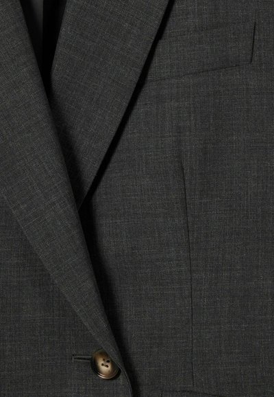 Tejido de chaqueta de traje gris oscuro con un tejido texturizado. Presenta un solo botón marrón y un bolsillo en el pecho; líneas limpias y forma ajustada.