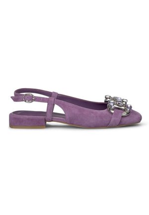 Scarpa slingback in suede viola con tacco basso a blocco, caratterizzata da un dettaglio decorativo in gemma sulla punta e una cinturino alla caviglia regolabile.