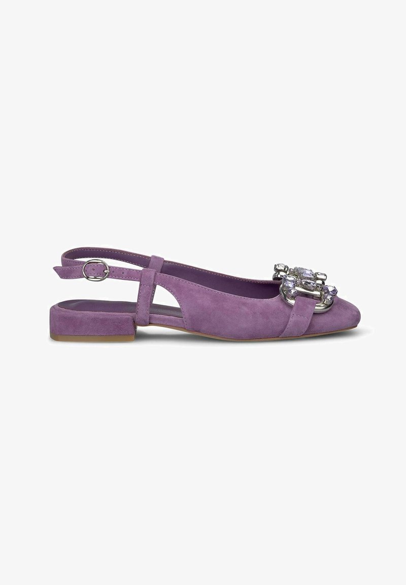 Chaussure slingback en suède violet avec un petit talon bloc, ornée d'un détail en bijou au niveau des orteils et d'une bride de cheville réglable.