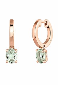 Pendientes de aro en oro rosa con un acabado suave, que presentan una piedra alargada de color verde menta suspendida de cada aro.