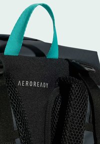 Crna ruksak s tirkiznim trakama, s mrežastim jastučićima i 'AEROREADY' logom. Uključuje crne dijelove hardvera i teksturirane detalje od tkanine.