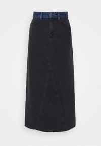 Zwarte denimrok met een rechte snit, voorzien van een blauwe denim tailleband, een stikdetail aan de voorkant en een split aan de onderkant voor extra bewegingsvrijheid.