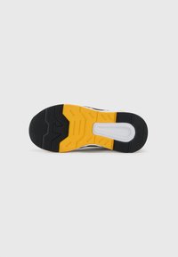 Sola preta com padrões de aderência texturizados, apresentando uma seção em borracha amarela e acentos brancos. Design aerodinâmico para calçado atlético.