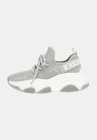 Sneaker in rete grigia con suola bianca, caratterizzato da una finitura testurizzata, forma arrotondata e design con lacci. Accentuato da un marchio sul tallone.