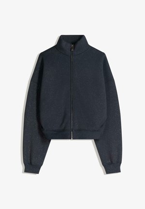 Krojena temno mornarska zip-up jakna iz gladkega materiala, z visokim ovratnikom in subtilnim pikčastim vzorcem, ter rebrastimi zapestji in robom.