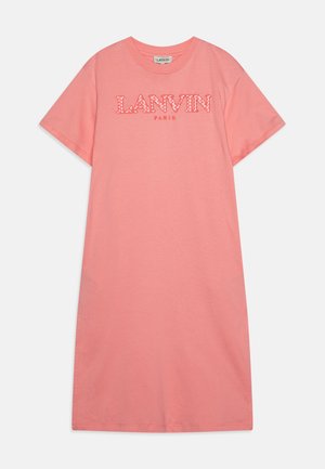 Różowa bawełniana sukienka w t-shirt z krótkimi rękawkami, z białym napisem "LANVIN PARIS" na klatce piersiowej. Prosty, prosty krój.