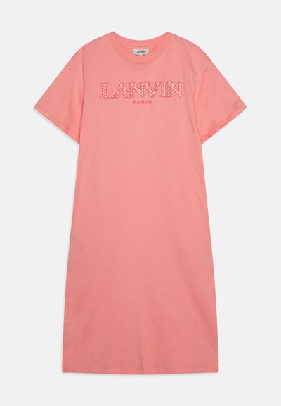 Vestido de algodón rosa con mangas cortas, que presenta "LANVIN PARIS" en letras blancas en el pecho. Diseño simple, de corte recto.