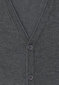 Szary kardigan z dekoltem w serek, wykonany z miękkiego dzianiny, z dwoma ciemnymi guzikami i gładką fakturą.