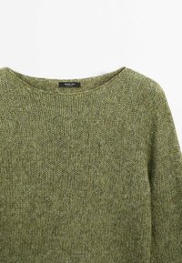 Knitted green sweater with a round neckline, made of textured yarn. Label visible inside the collar: "Massimo Dutti, Made in China."