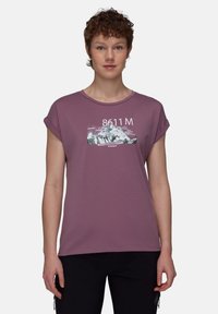 Kortärmad t-shirt med rund halsringning i mauve-färgad tyg som har en bergsgrafik med texten "8611 M" och varumärket "MAMMUT" i vitt.