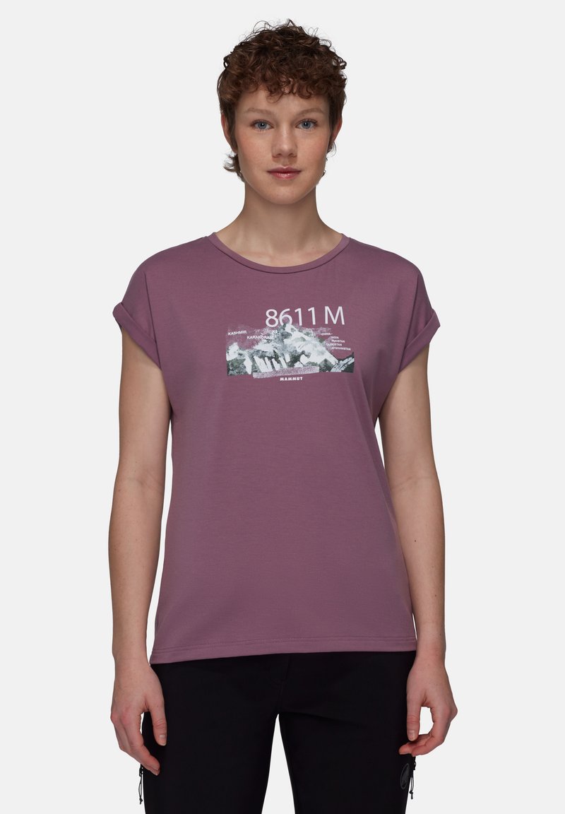 Kortärmad t-shirt med rund halsringning i mauve-färgad tyg som har en bergsgrafik med texten "8611 M" och varumärket "MAMMUT" i vitt.