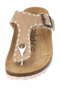 Beige läder sandal med vit sömnad, justerbar spänne, rund tådel och texturerad fotbädd. Textavtryck visar varumärket "palado."