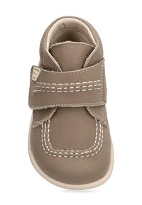 Zapato de bebé marrón claro con costuras blancas y una amplia correa de Velcro para un fácil ajuste, interior acolchado suave y diseño de puntera redondeada.