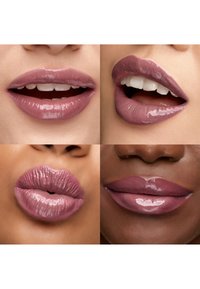 Vier close-ups van diverse lippen met glanzende mauve lippenstift in verschillende uitdrukkingen en hoeken, waarbij de liptextuur en glans worden getoond.