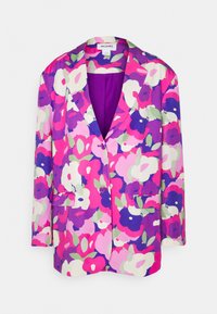 Blazer floral brillante con patrones de grandes flores en rosa, púrpura, blanco y verde, cuello con solapa de muesca, dos botones y bolsillos delanteros con solapa.