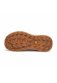 Suola per scarpe outdoor realizzata in materiale gommoso, con una superficie marrone texture, scanalature profonde e un logo giallo in evidenza per una migliore aderenza.