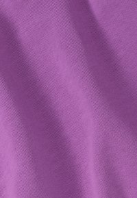 Tissu tricoté violet avec une texture lisse, présentant un motif uniforme et un poids moyen. Convient pour les vêtements ou les applications de tapisserie.