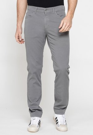 Carrera Jeans, MOD. 700 REGULAR FIT GABARDINE - Pantaloni - smoked pearl gray