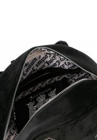 Zaino in suede nero con zip argentata, caratterizzato da una fodera interna stampata. Dettaglio del logo a rilievo ben visibile all'interno.