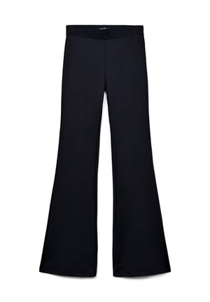 Pantalons noirs évasés en tissu extensible, dotés d'une taille large et d'une texture lisse, avec un haut ajusté et un bas évasé.