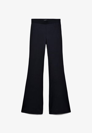 Pantaloni neri svasati realizzati in tessuto elasticizzato, con una vita ampia e una texture liscia, dal design aderente nella parte superiore e svasato nella parte inferiore.