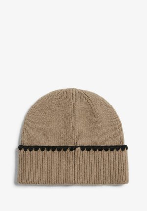 Beige strikket hat med ribbet tekstur, pyntet med en sort bølget accentbånd. Enkel, rundet design for varme og komfort.