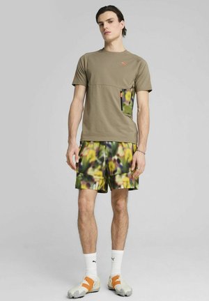 Puma HOOPS TECH GRAPHIC - Sports T-shirts - velvet moss