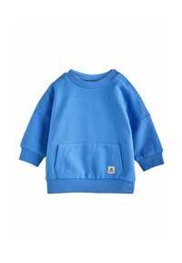 Blå fleece-tröja med rundad halsringning, långa ärmar, en framficka och ribbade muddar; har en liten etikett nära fickan.